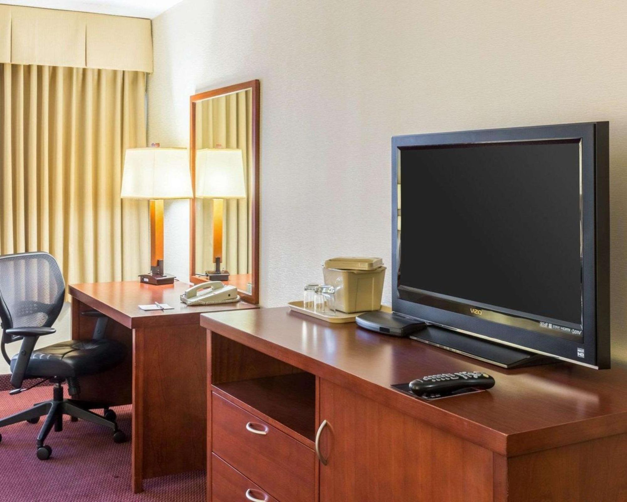 Clarion Hotel Somerset - New Brunswick Extérieur photo