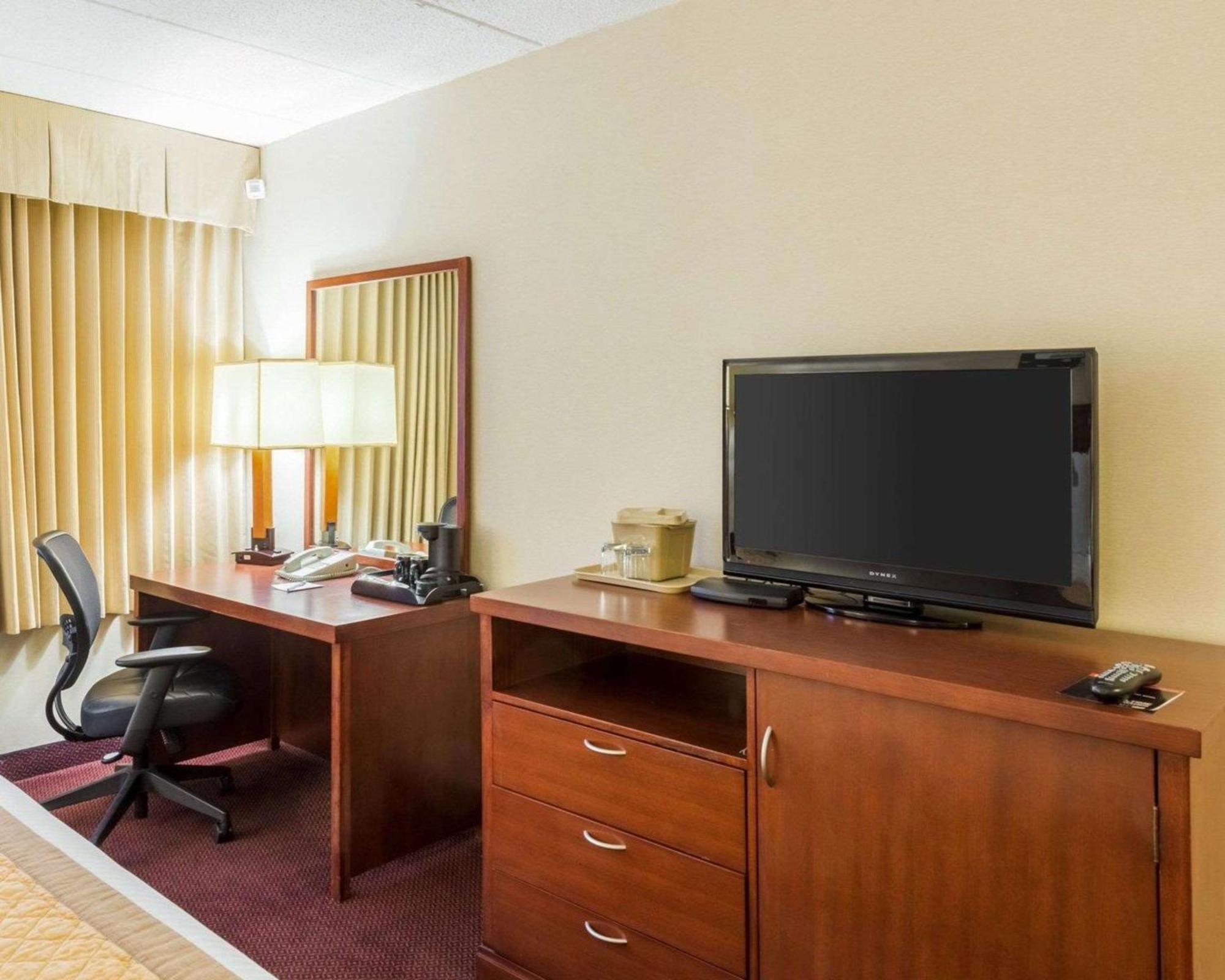 Clarion Hotel Somerset - New Brunswick Extérieur photo