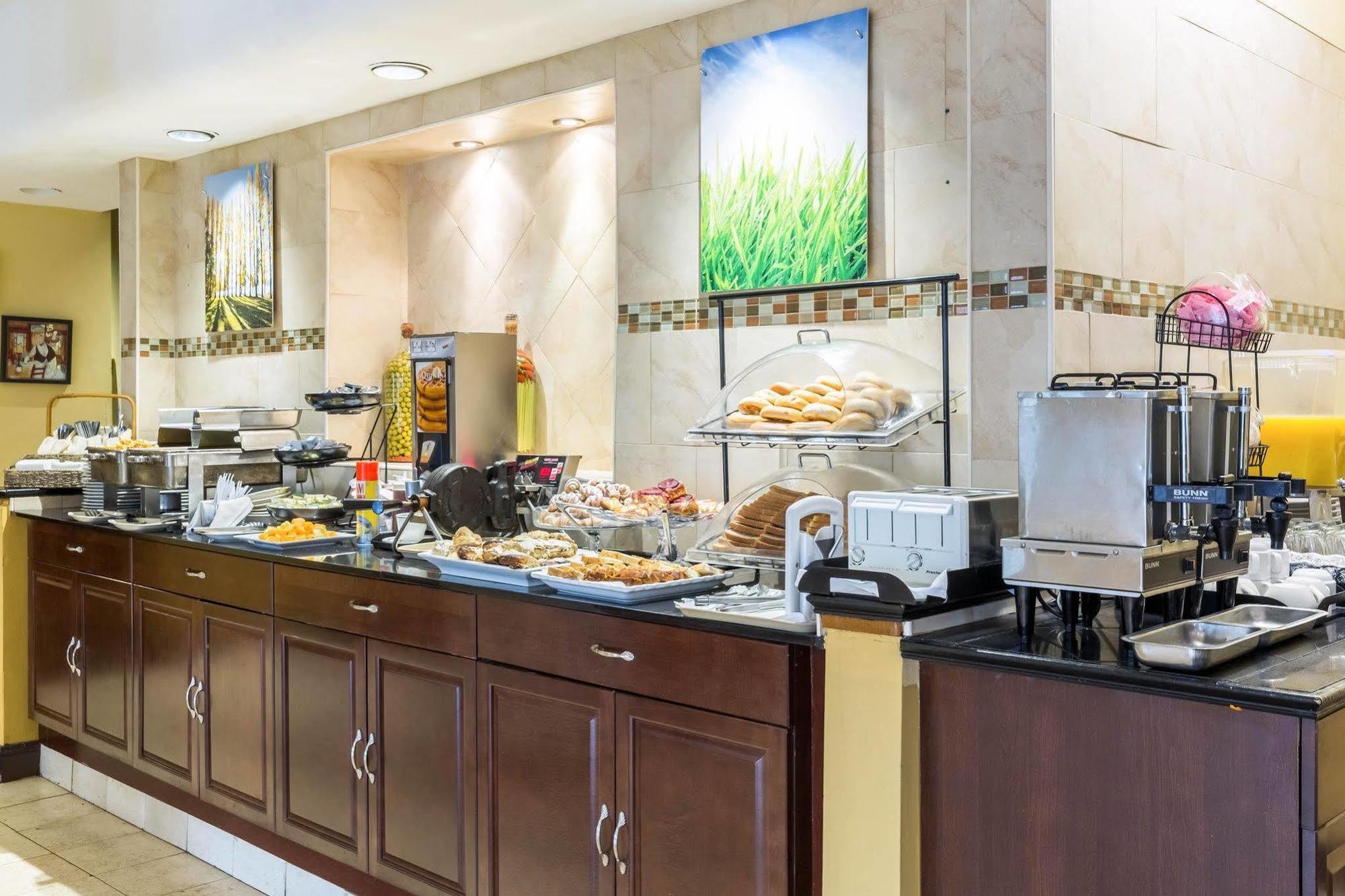 Clarion Hotel Somerset - New Brunswick Extérieur photo