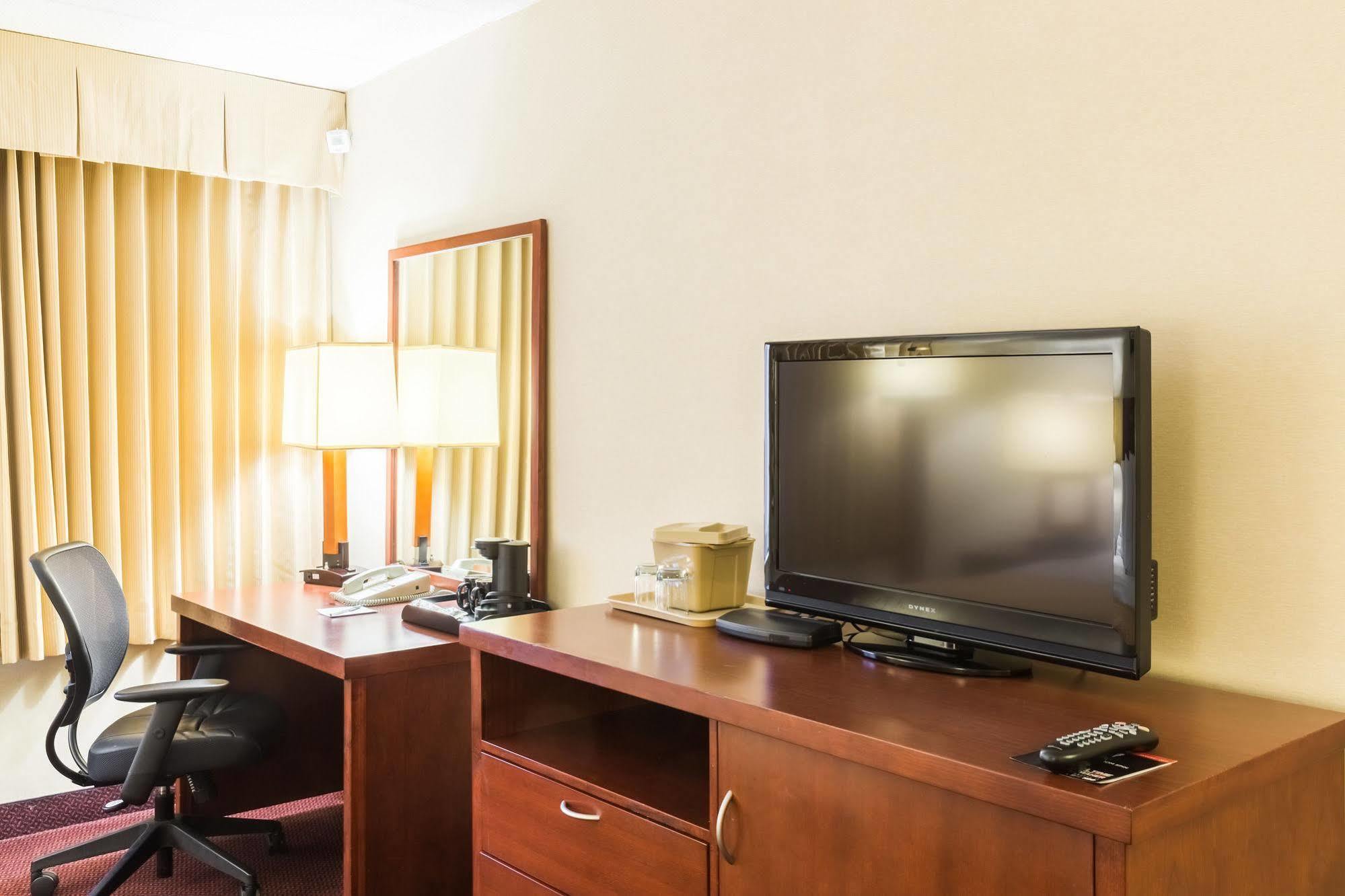 Clarion Hotel Somerset - New Brunswick Extérieur photo
